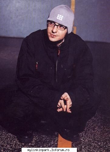 imi palce rau de tot cum ii sta cu caciulitza :nebun: chester bennington