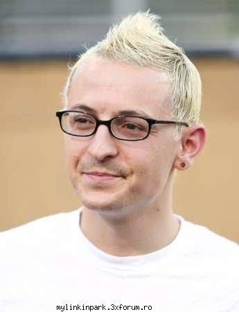 ce fatzuca are aici :d chester bennington