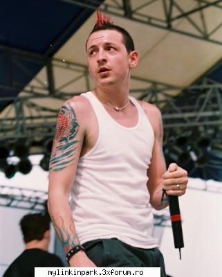 Lookurile lui Chester - brunet cu creasta - Caffe Bar Linkin Park
