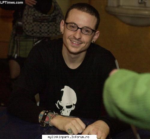 Lookurile lui Chester - imi place cnd poarta ochelari - Caffe Bar Linkin Park