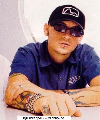 Lookurile lui Chester - crawlin - Caffe Bar Linkin Park